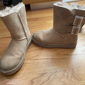 Women’s ugg boots, size 5, beige.  Great condition, only worn once